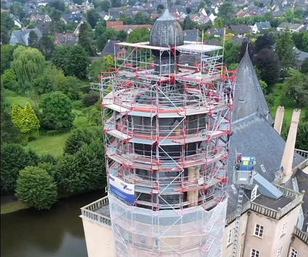 Fassadengerüst an rundem Turm